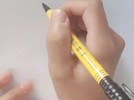 少年中国说手抄报,这样做超出彩🌟
每次做《少年中国说》课后练习题手抄报,我都想把课文里的少年豪情展现出来,摸索出了几个小技巧来分享~😜
1. 内容上,课后练习题优先选择和“少年与国家关系”相关的题目,将答案提炼成短句,用不同颜色的笔书写,区分知识点层级;2. 排版上,采用竖版排版贴合古文的阅读习惯,在手抄报侧边画上山峰、祥云的纹样,呼应文中“河出伏流,一泻汪洋”的意境;3. 装饰上,用卡纸剪出国旗、五角星等形状贴在手抄报上,增加立体感,让整体视觉效果更震撼。
把课后练习题和手抄报结合,既能完成学习任务,又能创作一份有意义的作品,大家也可以大胆尝试自己的想法哦~💪
#希望对大家有帮助