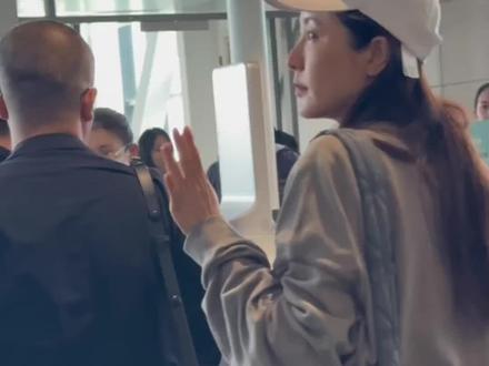 #曾黎
一纸漏洞百出的状告,一份冰冷的声明,一封突如其来的道歉信,一出愚蠢的公关,几个匪夷所思的热搜,随之而来泼天的造谣谩骂,就是一位女艺人从倍受赞誉到千夫所指人人唾骂的审判过程。
最为讽刺的是,一个在圈内早已“劣迹斑斑”的所谓的“受害者”,竟能被冠以"真爱粉"的美名。
肇事者口中的“真爱粉”,是用见面次数丈量粉籍、阴阳散粉的傲慢与霸道,是端起碗时喊“宝宝 可以to签一个生日快乐吗”放下筷子便骂“曾黎有病”的虚伪,更是将爱意明码标价的市侩,我不知道更不理解为何这样的烂人能博得全网的同情,引起滔天的网络暴行从而安然脱身。最可悲也最心疼的是处于被动方、失去话语权和解释权的艺人。最可恨的是无时无刻不在吃人血馒头、带头传播不实舆论的营销号。我亲眼目睹她被推上舆论的断头台,连辩解都成了罪证,亲眼目睹如秃鹫般的营销号,高举屠刀分食她的血肉。而真相却被久久藏于冰山之下,被拒千里之外。
我一度怀疑这个世界是否早已病入膏肓,它默许父权的枷锁锈蚀千年,却对女性觉醒的星火赶尽杀绝;它承认光芒与阴影共生,却纵容黑暗吞噬正义的曙光。更荒谬的是,当受害者试图擦去身上的污名,看客们却说那污渍是她天生的胎记;当施暴者擦拭手上的血迹,众人却称赞他衣袖雪白如新。
如今我执笔为刃,明知以卵击石,但势必要劈开这铁幕般的污名。我的文字或许撞不碎高墙,但至少要留下裂痕。我认识的她是三月春风,不该被抹黑成凛冬寒刃。在此感谢所有保持清醒的路人朋友,更要对同行的梨丝们说:守住我们亲眼所见的真实,便是守住正义。这场瀑雪,终会有消融之日。