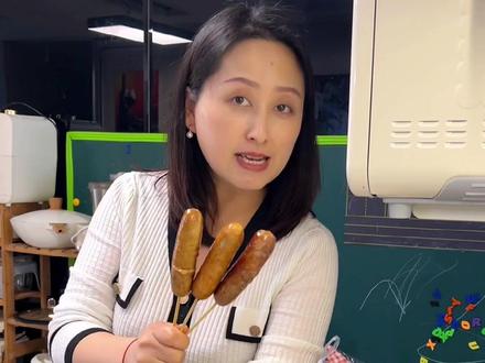 趁着猪肉价格便宜,自制的脆皮烤肠存起来!不要再去买街边的脆皮烤肠啦!咱们自己在家就能实现烤肠自由!#烤肠做法#自制烤肠 #记录真实生活 #跟抖音学做菜 #脆皮肠家常做法