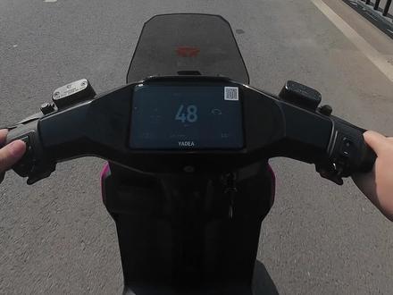 雅迪白鲨二代!钠电!把春天焊在车轮上#骑行第一视角 #白鲨二代 #雅迪白鲨 #骑士永远在路上 #洛阳雅迪