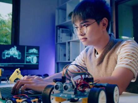 春晚小品《奶奶的最爱》里的机器人奶奶居然是国产黑科技!3分钟讲透松延动力仿生机器人的功能和技术亮点,带你看懂中国机器人的硬核实力!#春晚机器人表演 #科普