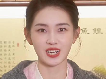 12月9日,#郭宇欣 首本封面杂志《FUNS 境游》正式发行,杂志以山西非遗文化为主题,融合民国造型与中式美学,尽显独特格调。开售仅1小时便卖出3000多本,销售额近25万元。网友:跨界试水印证实力,“短国顶流”果然名不虚传。