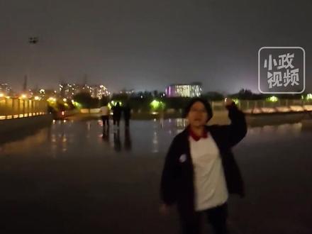 5月12日(发布),陕西西安。女孩尝试“响指唤雷术”,闪电回应了青春的呼唤。关注👉@小政视频 #打雷 #唤雷术 #雷神用闪电回应了青春的呼唤 #西安dou知道 #抖音小助手 (来源@就要睡一天 @SMC西安站 )