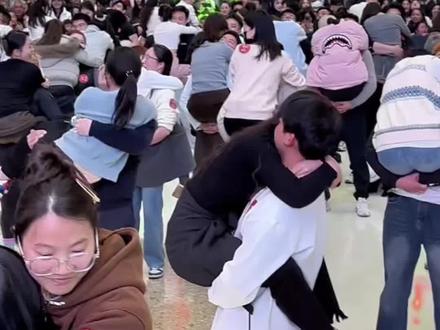 抱一抱,那个抱一抱!抱着我的妹妹赢大奖#拥抱 #抱抱大赛 #公主抱 #520