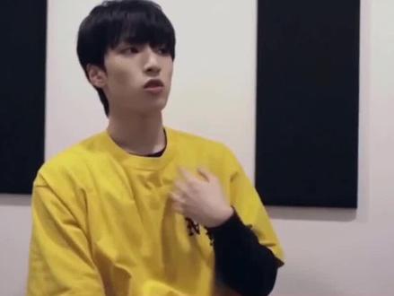 严浩翔苏梅岛,少年的海岛出逃,温柔又清醒 严浩翔苏梅岛,少年的出逃,温柔又清醒
被严浩翔苏梅岛事件圈粉!官方已辟谣恋爱传闻,网传行程多为非法获取+恶意拼接,无实锤、无同框,纯属谣言一场~
舞台上拽酷rapper,私下是会辗转多趟航班、只为躲私生去海岛喘口气的温柔少年。苏梅岛的风不是绯闻剧本,是他给自己的充电小假期,助理全程陪同、工作无缝衔接,情人节还不忘发草莓花束营业,把仪式感拉满给粉丝,这波双向奔赴太戳了!
他真的把情绪稳定刻进DNA!面对流言不辩解、不内耗,默默用作品说话,私下里细心照顾队友、记得提醒镜头避嫌、荒岛生火坚持到最后,连工作人员都被圈粉。这种“台上炸场、台下通透”的反差感,谁能不爱啊
网络热梗版总结:造谣退退退!真爱贴贴贴! 艺人也是普通人,需要留白与松弛,喜爱不是窥探,支持该有边界。他用行动告诉我们:不被杂音定义,专注热爱、守住真诚,才是少年最酷的姿态。
背后小暖点:辗转航班是为避开跟踪,选小众岛是想安静休息,短暂停留后立刻回归工作,把最好的状态留给舞台。这份对事业的认真、对粉丝的珍视,真的太圈粉!
爱他就陪他好好长大,不造谣、不窥探、专注舞台与作品,让少年在阳光下自在奔跑,继续用音乐与态度惊艳所有人#严浩翔 #严浩翔苏梅岛 #时代少年团 #理性追星 #正能量偶像