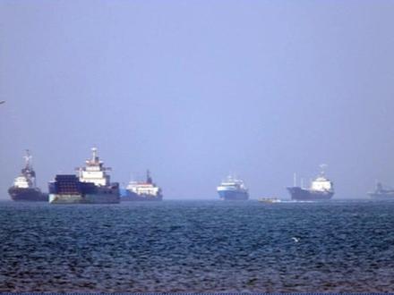 中国油轮遇袭 霍尔木兹局势骤然紧张 霍尔木兹海峡局势骤然紧张,伊朗革命卫队连续袭击过往商船,多艘船舶出现受损、起火状况。
当地时间5月4日,一艘中国船东所有的大型成品油轮在阿联酋阿尔杰尔港外海遭袭,船只甲板起火。知情的船东人士告诉财新,这是首次有中国油轮被袭击,“心理上很难接受”。同期,阿联酋、韩国、法国旗下多艘商船也在该海域接连遇袭。
#一艘中国船东所有的油轮在阿联酋阿尔杰尔港外海遭袭