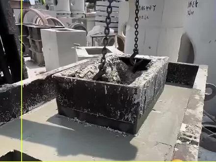 双篦雨水井采用双篦设计,排水效率高,不易堵塞。整体结构坚固,抗压耐磨,满足道路重载使用需求。施工简单、维护方便,广泛用于市政工程与道路排水。#双篦雨水井模具 #单篦雨水井模具# 双篦雨水井脱模#雨水井模具