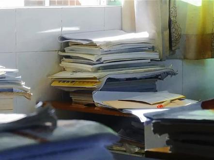 初中物理必考公式大全(一)建议收藏:
1、速度:V=S/t
2、重力:G=mg
3、密度:ρ=m/V
4、压强:p=F/S
5、液体压强:p=ρgh
6、浮力:
(1)F浮=F’-F (压力差)
(2)F浮=G-F (视重力)
(3)F浮=G (漂浮、悬浮)
(4)阿基米德原理:F浮=G排=ρ液gV排
7、杠杆平衡条件:F1 L1=F2 L2
8、理想斜面:F/G=h/L
9、理想滑轮:F=G/n
10、实际滑轮:F=(G+G动)/ n (竖直方向)
11、功:W=FS=Gh (把物体举高)
12、功率:P=W/t=FV
13、功的原理:W手=W机
14、实际机械:W总=W有+W额外
15、机械效率: η=W有/W总
16、滑轮组效率:
(1)η=G/ nF(竖直方向)
(2)η=G/(G+G动) (竖直方向不计摩擦)
(3)η=f / nF (水平方向)
热 学
1、吸热:Q吸=Cm(t-t0)=CmΔt
2、放热:Q放=Cm(t0-t)=CmΔt
3、热值:q=Q/m
4、炉子和热机的效率: η=w有/Q燃料
5、热平衡方程:Q放=Q吸
6、热力学温度:T=t+273K#物理#初中