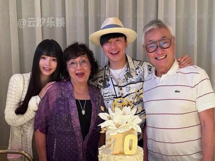 明明林俊杰不喜欢年龄差太多,为何还会恋上小21岁的七七?看到她的家世才知是我格局小了#林俊杰 #网红七七 #林俊杰官宣恋情 #娱乐评论大赏 #内容启发搜索