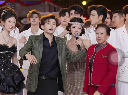 龙悦带着爸爸妈妈炸场,排面也是拉的满满的#龙浩天 #龙浩天妹妹 #龙浩天大舞台 #父母的爱 @龙浩天🐲 (酉阳桃花源酉州古城直播) @龙悦🐰(龙浩天妹妹)