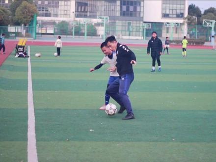 背身逼抢,这样处理才冷静#足球教学 #唯有足球不可辜负 #苏州足球 #足球 #足球技巧