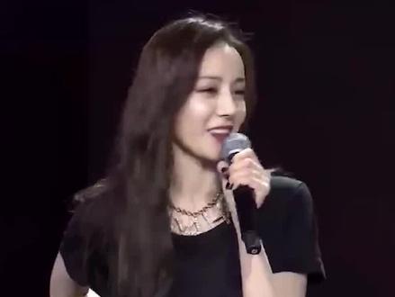 为何迪丽热巴坐下时,总是爱张开双腿?粉丝的回答真是太一针见血