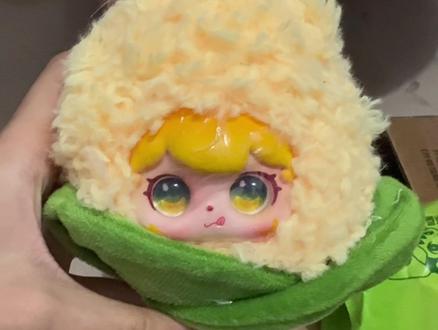 Rays潮玩避雷 玩弄甜玉米感情
从玉米发售开始我就买了第一个,期待了那么久,然后前一个礼拜刚到货,发现也不是很好,也有瑕疵,但你说正常我就把我自己安慰好了,因为那时候着急去看演唱会,你也不给我换货,那我就说算了吧。今天第二个到了,一打开我以为至少没有明显瑕疵,结果还不如第一个。我就跟你说,我只是想换货,你一直说正常,但是明显真的不正常,你还说要未拆封视频,但是我不拆封,我怎么知道我的是不好的。你们家品控真的太不好了,娃娃不好就算了,娃包也整的是裂的给我。
作为甜玉米,我一开始本来还挺喜欢你们家的,因为你们为我们米米们做了一个象征我们身份的娃娃。但是你们也不能这么玩弄我们的感情啊,我们是消费者,你们连最基础的尊重消费者的初心都没做到。你们还说真心换真心,用品控和真情实感给我们安心服务。结果这都是屁话。你根本没有给我很好的服务体验。
而且你这个东西就已经预售那么久了,本来以为到手会是很好的东西,结果全是不太好的,其实我看到好多米米们手上拿到的都是有瑕疵的,但是都没跟你换。我们又不都是傻子,只是都喜欢这个娃娃,所以才没跟你闹。你也不能一次又一次地消耗我们的感情啊,你们最终看中的还是利益。
我只是就事论事,现在回想起来我从视频里看到你们在首场演唱会在场外拿着大甜玉米在外面逛来逛去,现在想起来只剩恶心了!我其实一开始我还以为你们真的是甜玉米,现在看来也就是为了钱吧。但是你就算为了钱,你要给我们好好的服务啊。最基本的服务都没做到。#避雷 #Rays潮玩 #甜玉米