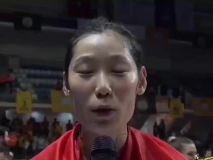朱婷手握300万奖金+精装房,反手分一半给队友!河南女排首进全运会六强创历史,江苏、山东包揽冠亚军的消息刚出,就把全网聊炸了。
说实话,第一眼刷到这新闻我直接懵了——谁能想到,到手的300万说分就分,150万可不是小数目啊!有人说朱婷太“圣母”,但这事掰开了看,还真不是那么回事。
河南女排以前啥水平?能进前八就算烧高香,这次直接冲进六强,简直是坐火箭式进步。这背后离不开朱婷,作为世界级主攻手,她就像给河南队装了台发动机。去年还在为国家队拼东京奥运,身体状态有起伏,回地方队照样带队突破,这实力真不是吹的。
按河南队奖金规则,进前八每人10万,前四25万,领奖台45万,朱婷这300万+精装房,纯纯是个人硬实力挣来的。但她偏不独吞,把一半奖金分给队友,有人觉得她傻,可排球本就是团队项目,光靠一个人咋行?
这150万分下去,主力队员每人都能多拿一笔,既让大家尝到了努力的甜头,也把团队的心拧到了一起。毕竟“众人拾柴火焰高”,要是就朱婷一人拿好处,队友心里难免有疙瘩,她这一分,直接给队伍灌了碗“暖心汤”。
当然也有人担心,会不会让队友产生依赖?但能打到六强的运动员,哪个不是拼出来的?朱婷这波操作不是“施舍”,是真把“团队”二字装在了心里。
河南女排这次第六名虽没站上领奖台,但已是历史性突破。朱婷的大方,说到底是懂感恩、重集体——钱是身外之物,能让队伍拧成一股绳,才是走得更远的关键。至于这波操作能不能让河南队保持势头,咱就交给时间看呗。
#女排