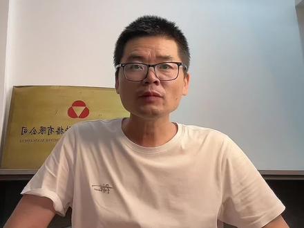 高考排名刚出,孝感高中又拿第一!汉川一中却靠状元抢尽风头。
教育资源该更均衡些了。
孝感7县市区一中2025高考榜单揭晓:孝高卫冕冠军,汉川一中屈居第二但出了物理状元熊郑滋,691+分杀入全省前20。
云梦一中历史状元李梦圆648分。
安陆、大悟等校紧随其后。
这排名年年看,孝高老大的位置太稳了。
背后师资和投入差距太大。
熊郑滋的成绩真神了,屏蔽考生全省才20个。
汉川一中这次虽没夺冠,但状元含金量更高。
李梦圆作为历史方向最高分,648分在文科里算顶尖了。
云梦一中能冲进前三,进步明显。
看看大悟一中排第六,应城垫底。
区域教育不平衡问题还是没解决。
都说高考定终身,排名真那么重要?
不如多关注孩子实际学习需求。