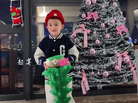 🎄亲子DIY落地窗圣诞树,轻松打造圣诞节氛围感✨
「第一步」📏
美纹纸上场!在玻璃上贴出圣诞树轮廓
三角形调整秘诀:先定中点再拉两边 比例瞬间完美
「第二步」🪄
迷你吸盘挂钩沿边贴贴贴
关键技巧:保持等距+左右对称
强迫症表示极度舒适~
「第三步」🎀
撕掉美纹纸魔法时刻!
把圣诞彩条按颜色渐变挂入挂钩
从树尖到树底层次感拉满
「第四步」✨
灯串缠绕终极教程!
沿着彩条轨迹缠绕 记得藏好电线
电池盒用美纹纸固定在树后 隐形满分
「第五步」🌟
灵魂点缀时间!
挂上珍珠链增加温柔光晕
小挂件错落分布 最后用星星封顶
(双面胶固定小技巧get√)
💰总花费不到一杯奶茶钱
🪄效果直接碾压千元装饰
今晚就在玻璃上种棵发光圣诞树吧!
#自制圣诞树 #圣诞树装饰 #圣诞树教程 #圣诞节的仪式感 #亲子教育
👇晒晒你家的创意圣诞布置!