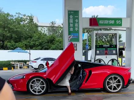 白手起家到千万豪宅,一张低保证竟是“镇宅之宝”!? 哇塞,第一次来到这么中式的家!确实被中式硬控了哈哈!英姐本人超气质超飒,真诚又可爱,哥也很宠妻了~你们真的太厉害了,从无到有,从青梅竹马到创一代,从负债累累到千万别墅,听了你们的奋斗史像在听电视剧剧情一样!原来女生最美的样子,可以不是相夫教子,乖巧省钱,而是拥有了好的生活依然不忘努力,即使在困顿的的生活中也能拥有自己的星辰和月光!
家里比那红木更珍贵的,是不忘来路,你们彼此身边一直都是志同道合的那个人,回头有坚定的故事,低头有坚定的脚步,祝你们祝大家都越努力越幸运!#探家 #走进幸福家 #抖音有好家 #我家这一刻的含金量 #居住课代表