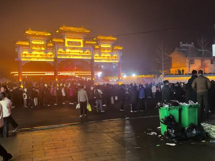 大孤山这次体验非常乱糟糟 初五去大孤山体验非常不好。没等到开门我就撤了。没进去的时候,排队的人吵架。售票大厅到店不卖票吵架。我有票,不知道去哪里排队。现场没人指挥全靠群众自觉。好在还没乱。放弃进入之后往酒店走,两只狗还打起来了。这次体验真的是乱糟糟。至于这么火爆,我是不恭维了,睡一觉,回家。这个山没啥意思#大孤山