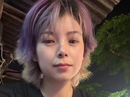因为曼谷的工作告一段落,所以得离开了。这两天曼谷病犯有些emo。但很开心nj妈咪看到了付出,虽然也是真的遗憾。其中的艰辛太多了、后面回去痛咖没有遇到nj足足爆哭了大半小时。时常觉得很难,但又确实觉得团粉需要一个发声的人。很多时候都感谢在我背后给予我力量的股东,能走到今天被弄简被他们四个看到,绝不是我一个人的努力。是很多未曾发声默默支持我的股东给予我的力量。做为在垂娱里带头发声的团粉,大家都知道其中艰辛,但也因如此更觉得需要发声,需要召集团结的力量。假如大家有幸看到这段话,希望我们可以理智且用心的陪伴他们一起走下去。我们都会越来越好,爱自己所爱,不被风向左右。如果心不定了,可以来看看我,我会努力做灯塔。