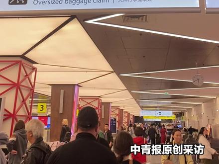 在莫斯科谢列蔑契娃机场,随处可见中文标识。莫斯科街头纪念苏联伟大卫国战争胜利80周年氛围浓郁。(中青报·中青网记者 郑天然)