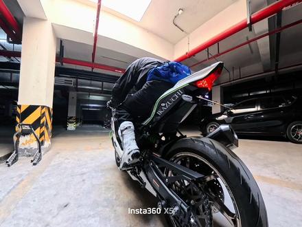 这个转场太帅了! #飞驰人生3 #zx4rr #雅马哈R3 #影石全景相机X5 #影石帧有年味