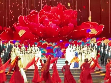 中国戏剧家协会副主席、梅花大奖获得者沈铁梅和茅威涛共同唱响戏歌《大江奔腾梅韵浓》~第 30 届中国戏剧梅花奖