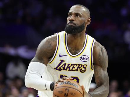 詹姆斯19+15+8,追身封盖+战斧劈扣,湖人憾负马刺!#马刺淘汰湖人 #詹姆斯 #东契奇 #文班亚马 #雨说体育