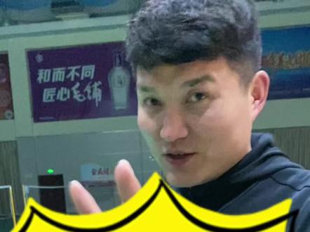 新手球包都有的一把球拍原来是这个,不过新手入门用这个确实不错#羽毛球 #享受羽毛球带来的快乐 #享受运动带来的快乐 #运动 @DOU+小助手