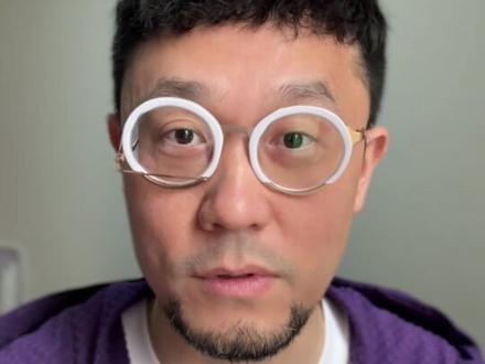"问题"孩子也能封神! 张雪机车夺冠那一刻,全网都在赞一个“死磕20年的天才工程师”。但我脑子里冒出的第一个念头却很反常识:如果他出生在今天的课堂,很可能早就被当成问题孩子被纠正掉了。我以前也总想把孩子拉回“正常轨道”,后来才明白,很多所谓的问题,不是能力差,而是环境错位。张雪不是靠自律逆袭的,他是被允许在一条赛道上长期沉浸,直到疯狂变成生产力。那一刻我才意识到,养育的关键,不是修正孩子,而是有没有一个环境,能托住他的“不正常”,并把它养成优势 ~ #adhd #乔校长 #家庭教育 #执行力训练 #家长成长
