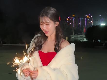 过年🧨怎么能没有烟花拍照呢。#烟花 #烟花拍照教程 #新年 #过年