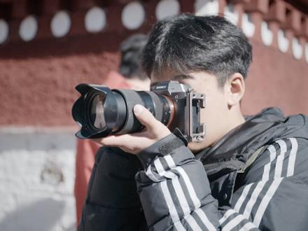 很庆幸在大一的时候选择了学习摄影 都说生命的中点,其实是18岁,
后来的人生,都只是在为18岁的选择买单。
18岁那年,我站在大一的路口,
和所有人一样迷茫,不知道未来在哪。
一次偶然,我接触到了摄影。
没有天赋,没有背景,只是凭着一腔热爱,
一头扎进了光与影的世界。
从最基础的入门套机,
到如今能靠作品被看见;
从深夜里的自我怀疑,
到按下快门时的笃定。
三年,1095天,
我走过122座城市,
用镜头丈量世界,用热爱对抗迷茫。
别人说我是小镇做题家,
可我偏要用自己的方式,
去看更大的世界。
这条路很苦,很累,也很孤独,
但我从不后悔。
因为18岁那年,我没有随波逐流,
我选了我真正热爱的一生。
#回忆 #青春 #摄影 #总结 #青年创作者成长计划