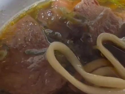 在台湾超过三十年的三商巧福牛肉面连锁店,不知道勾起多少同乡的回忆喔#味道好极了你们想吃吗 #家乡特色 #老味道 #这一碗好过瘾 #视频来源于网络