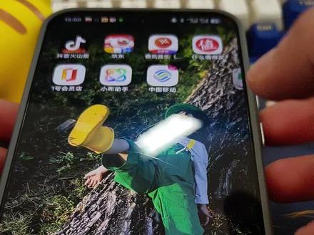 升级的realme7.0简直是摸鱼效率圣器,灵动窗口可帮我实现一心二用甚至三用。这个将
小窗挂起支持数量从原来的两个升级至12个应用。我就想想边玩游戏边刷剧、挂网课后台播放,或顺便刷剧时看微博小红书,偶尔切换购购物看看小说,UI 7.0的全新联动窗口功能,让重要应用浮窗收起后就像像电脑PC般真后台运行不掉线。今天以真我gt8 Pro为例,给大家演示灵动窗口强大功能。应用向右上角滑动变成浮动窗口,向侧边快速滑动就是收入侧边,长按浮动窗口就可以转成后台运行,比如更新游戏时可将视频收入后台播放,实现听剧、玩游戏两不误。最高后台运行可两个应用,游戏也可以满帧跑图,锁屏状态下也可继续播放且不断网断连。还可以全部同时清除小窗,但是要注意先解除后台运行。#还有这种操作 #realmeUI7.0 #真我GT8 #真我GT8pro #灵动窗口 @真我官方账号