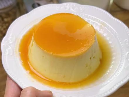 🍮微波炉版5分钟快手焦糖布丁🤩0失败教程 🤫浪费了10几个鸡蛋,做了5-6个版本的焦糖布丁,终于被我找到这个超稳定的微波炉温度时间,以及这个成功率超高的配方。视频里提及的中火约420w,请按照自家微波炉功率对实际时间进行调整,建议各位全程用中火完成,时间不能直接套用,必须多次,短时间增加。微波炉的温度是非常不稳定的,如第一次布丁全程温度3.30分钟完成,第二次也不能直接用3.30分钟,因为中途打开会散热,所以每次做布丁,都建议大家多次短时间增加。焦糖制作也是如此哦~这样翻车几率就很低~#抖音美食推荐官 #学会快去试试吧🔥 #谁懂这一口的好吃程度 #布丁 #微波炉美食