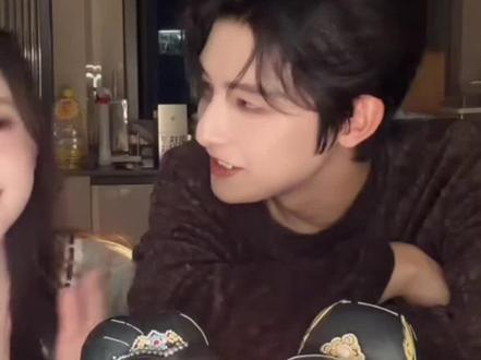 26.4.18生日直播录屏 小两口直播太有意思了,尤其是那一口蛋糕下去笑不活了🤭🤭🤭#朱一未白昕怡@朱一未🔒🔒 @白昕怡honey🎠 #我磕的cp全世界最甜 #爆珠夫妇 #超甜夫妻 #直播录屏回放 26.4.18