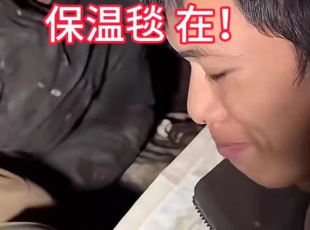 七星山骆驼杯 破案了!建哥建弟剩下唯一组队 保温毯没用没丢! 第二届张家界七星山骆驼杯半决赛,场上有两人非常显眼:齐心兄弟,场上剩下的唯一组队,实力强大又低调。
1、有不少新关注的粉丝有疑问,为什么他们可以组队,其他人都是一人?组队不是赢定了吗?首先,赛事规则规定,半决赛是可以根据自身情况,选择组队和选择单挑的,决赛后要分开,单挑。开局100人里有18队,也就是共有36人选择组队。组队有利有弊,也很有考验性,赛事进行到现在,剩下的唯一组队是齐心兄弟。@荒野建哥(表妹代管) @七星山建弟
2、关于保温毯:告诉大家一个好消息,齐心兄弟的保温毯还在!没有丢也没有用,已经直播辟谣啦!!建哥建弟表示家里有火炕,穿的衣服除了自己买的凯乐石,还有广州骆驼赞助的冲锋衣,表示保温毯用不上,要不是规则规定,还想还给节目组呢。大家做个理性看客,不信谣,不传谣。场上剩下的选手都很厉害,都值得敬佩,加油!@老六荒野七星山·骆驼杯 @老六荒野 #老六荒野 #荒野求生 #记录生活 #七星山杯 #七星山骆驼杯