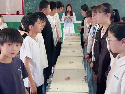 六一儿童节班级小游戏就这么玩,氛围感直接拉满😂#班级小游戏#教室里的欢乐多#校园#六一儿童节