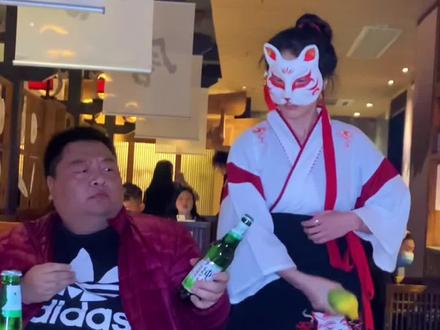 干服务员两年了,才练就了这项开瓶技能,来顾客都叫我移动的瓶起子🤔😢 #全网最帅开瓶猫