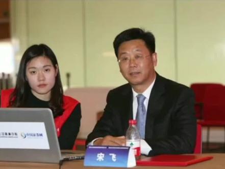 艾迪精密主要生产液压破碎锤与液压件。2019年,公司总营收14.4亿元,归母净利3.4亿元,同比分别上涨41.3%%和52%%。其中,超过70%%的收入来自液压破碎锤。作为工程机械属具,破碎锤与挖掘机保有量相关性较大。目前,国内挖掘机配锤率为20%%-25%%,远低于成熟市场30%%-40%%的水平。受益于下游对于安全环保要求提升,以及人工成本的快速增长,破碎锤渗透率有望持续提升。近两年,艾迪精密的破碎业务终端销售集中于主机厂,65%%的产能投向三一、徐工等龙头企业。受疫情影响,今年首季艾迪精密的产能利用率有所下降。前三个月,公司实现营业收入3.8亿元,同比增长4.9%%;归母净利润0.9亿元,同比下降3.5%%。国内券商报告称,随着疫情的控制,当前下游基本复工,疫情将传统的旺季顺延到二季度,需求出现爆发式增长。液压件及破碎锤业务供不应求,进口液压件特别是行走马达供应紧张,助力艾迪精密的液压件产品加快进口替代,提高市场份额。同时,由于国内消费和出口受疫情影响较大,预计政府将会通过基建增强逆周期调节的力度,利好工程机械行业。
宋飞毕业于原北京纺织工学院(现北京服装学院的前身)机电工程及自动化专业,曾在烟台市再生资源公司就职,后一直从事工程机械及配件的进出口贸易业务。2003年前后,宋飞创办艾迪精密。2017年1月20日在上海证券交易所上市。