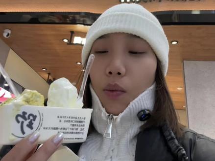 野人先生的冰淇淋盒子到底能不能吃啊?!我怎么感觉吃到纸的味道了???!但是又甜甜的??#野人先生