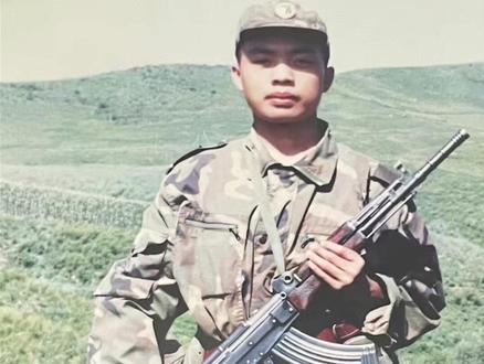 81杠还是56式?#迷彩 #军旅 #当兵就是那么帅 @抖音小助手