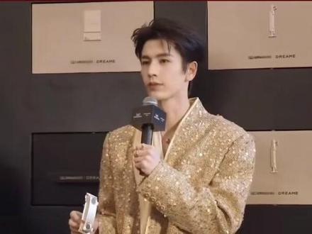 #张凌赫非常感谢闺蜜#
张凌赫直播 全程cut (35分钟) #张凌赫金光闪闪贵公子#
张凌赫出场帅的人眼前一亮+虽然是个无锡人,但第一次来苏州中心+被说土味情话,想见你的每一周+马年祝大家马力全开+台上剪彩喝香槟+四个拜年pose+张凌赫新年祝福语音:新的一年大家马力全开,迎接更好生活+张凌赫非常感谢闺蜜!