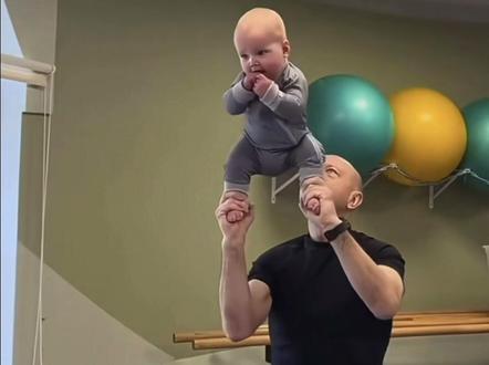 俄罗斯的硬核健身方式,小婴儿的健身操,真是和非洲带娃一模一样,只是中国妈妈们把孩子保护的太好了,外国孩子自立 胆大 自由 #魔鬼训练 我们只是入乡随俗而已 也想给孩子不一样的教育方式