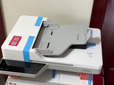 我买的是奔图D1pro打印机,有输稿器,可以双面打印,可以扫描,可以多张复印,自带硒鼓和粉盒,又送了一个粉盒,国补之后很划算。下面是使用心得:
第一步,收到打印机之后,首先要检查有无磕碰。
第二步,跟客服要安装教程,有安装粉盒和驱动的视频和教程,这个打印机里自带一个硒鼓和粉盒。
第三步,在手机上下载奔图打印app,上面可以添加打印机并帮助打印机连接wifi,让电脑和打印机在同一wifi下,安装驱动后就可以搜索并连接到打印机。
使用之后感觉还不错,外观好看,控制面板直观,功能可以满足一个人办公使用,可以数据线连接,无线连接,可以电脑,平板,手机打印。
#奔图打印机 #D1pro#国家补贴