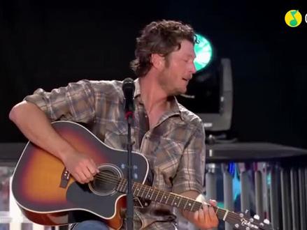 Blake Shelton布雷克·谢尔顿,1976年06月18日出生于美国,乡村音乐人。
作为一个不在意是否成为明星的人,Blake Shelton 在过去的几年中确实闯出了名头。他的第一张专辑就令人吃惊的获得了诸如排行榜、乡村周报、音乐排行榜杂志、新进冠军单曲、音乐录影带榜首以及一个金唱片这样的荣誉。9张录音室专辑,3张EP,2张精选集。26支单曲,其中19支为乡村榜冠军单曲。等等这些,对于Blake Shelton来说这都只是快乐的一部分,制作乡村音乐,享受生活才是他的目标。
歌曲:Home