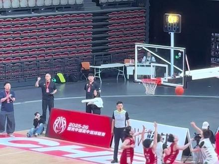 耐高全国总决赛4进2 济源一中0.4秒绝杀雅礼中学
现场版绝杀视频#不要吵 #篮球赛事高光时刻 #耐高
请大家认真观看开场视频#请闭嘴
