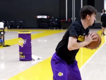 彻底废了!里弗斯被詹姆斯和东契奇联手做局,离开湖人进入倒计时