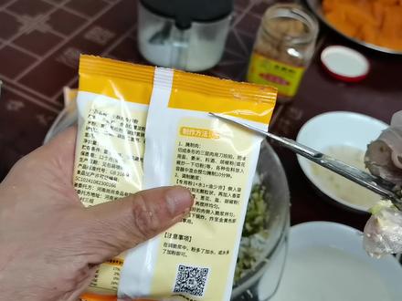 今天做的绿豆萝卜丸子,一个一斤半萝卜,半斤绿豆,先把绿豆用温水泡一晚上,用打肉机打碎,把萝卜擦丝不要烫,剁碎,到上打碎的绿豆,在到上在我抖音橱窗上买的小酥肉粉3包,加盐鸡精和五香粉就可以了