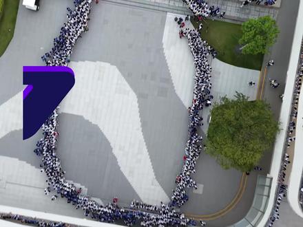 【深实高中园】精彩在线!第四次校园KPOP随机舞蹈挑战活动 令各位实验er们期待的的校园K-POP随舞活动来啦!
本次活动以“S∞Y”为主题,“∞”寓意无穷乐趣,“S”代表微笑绽放,“Y”象征青春飞扬,寄托着让同学们在舞蹈中尽享青春欢愉的美好期望。@小朝
Tips:
1.因现场音频干扰因素,本次活动部分歌曲未能完整播放,我们对视频进行了部分裁剪,对此十分抱歉!
2.广东地区目前天色晚的较早,部分画面可能噪点较多,敬请谅解
在此感谢深实高中园学生处、团委、音乐组、体育组、园区物业、学生会各部门的大力支持!
活动主办方:深圳实验学校高中园团委学生会
主策划:李铭杰、何嘉俊
拍摄:陈初见、杨家翔、陈子轩、朱俊轩、谢宇晟
后期:赖宥儇、屈凡
海报宣发:何嘉俊、李铭杰、邱译楠
欢迎关注深圳实验学校高中园团委学生会官方账号~@深实时鸢StudentUnion
#Kpop #深圳高中 #newjeans回归 #随机舞蹈 #深圳实验学校