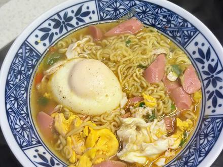 吃泡面必须一飞一卧,今天我是方飞卧主理人,这个蛋卧的太完美了 #方飞卧 #泡面神仙吃法 #方便面 #卧鸡蛋 #vlog十亿流量扶持计划 @抖音小助手